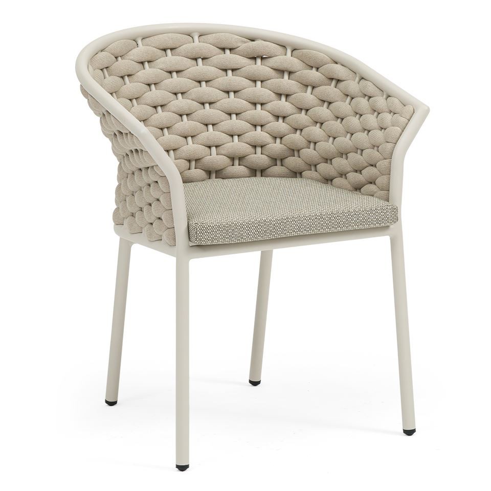 Уличные веревочные стулья